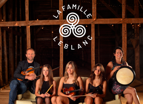 La famille LeBlanc assise avec leur instruments dans les mains