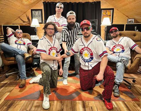 Une image du groupe La Grosse Équipe. 6 membres sur l'image.