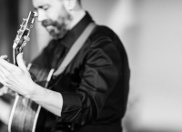 Shaun Ferguson à la guitare