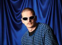 P'tit Belliveau avec des lunettes de soleil