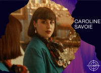 Caroline se regarde dans un miroir