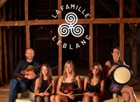 La famille LeBlanc assise avec leur instruments dans les mains