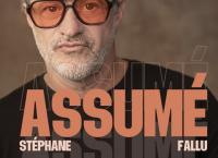 L'artiste portant des lunettes et le titre du spectacle écrit sur l'image : Assumé.