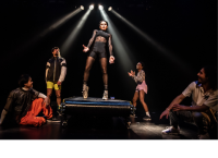 Des danseurs en mouvement sur la scène