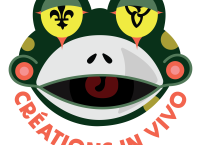 Logo de Créations In Vivo avec le nom de la compagnie en orange en dessous d'une tête de grenouille dessinée, ses yeux sont un lys et une trille qui représentent le drapeau franco-ontarien