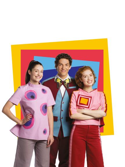 Une image colorée des 3 artistes dont 2 femmes encadrant 1 homme de gauche à droite.