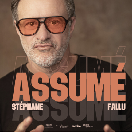 L'artiste portant des lunettes et le titre du spectacle écrit sur l'image : Assumé.